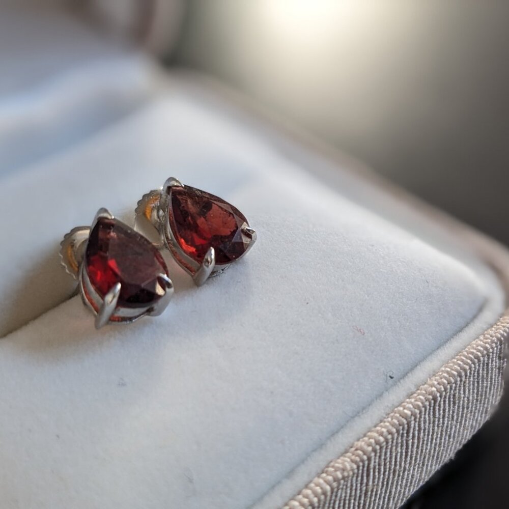 Gorgeous Pear Shaped Garnet Earring and Necklace set in Sterling Silver - Picture 5 of 15